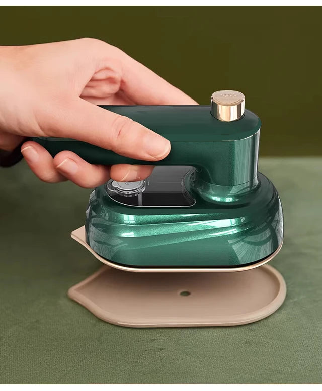 Défroisseur Vindora compact rangé dans une valise de voyage